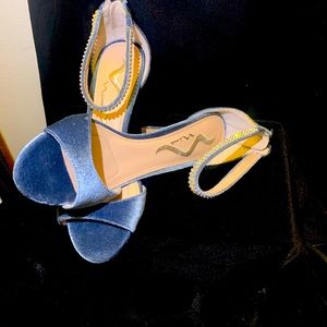 Nina-Blue Diamond Wrap Around the Ankle   Size 7m  3 1/2 Heel